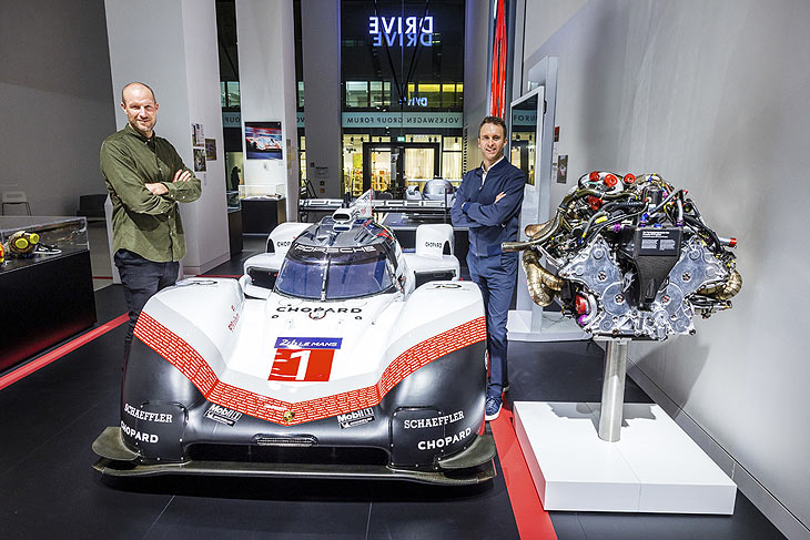 Markenbotschafter Aksel Lund Svindal und Timo Bernhard am Porsche 919 Hybrid Evo (©Foto: Porsche AG)